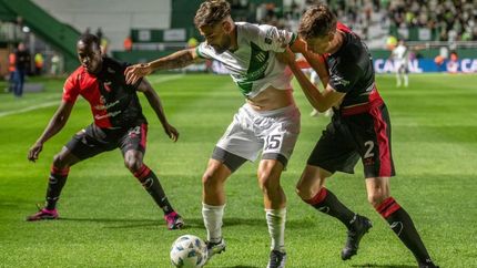 Giménez protege la pelota ante Conti.