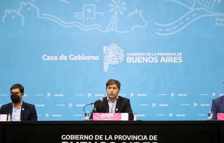 Kicillof junto a sus funcionarios.
