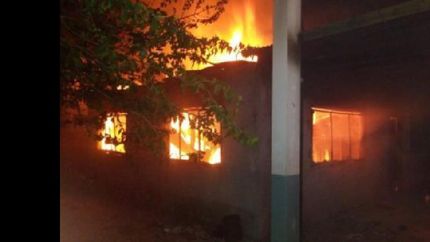 Quedaron dos aulas destruidas.
