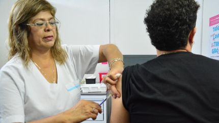 En Lomas hay tres centros de salud donde pueden darse la vacuna.