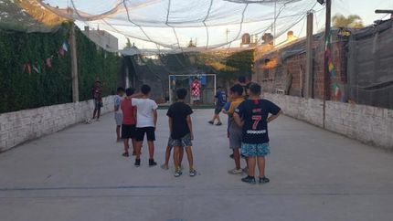 En la cancha del club brindan fútbol femenino y masculino. En la cancha del club brindan fútbol femenino y masculino.