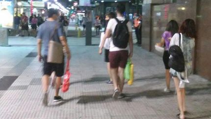 Los voluntarios asisten a las personas que viven en la calle.
