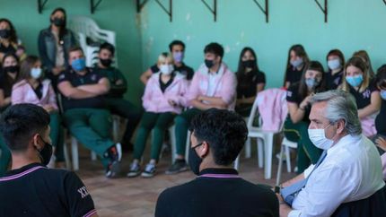 Alberto Fernández visitó el Colegio Modelo de San José.