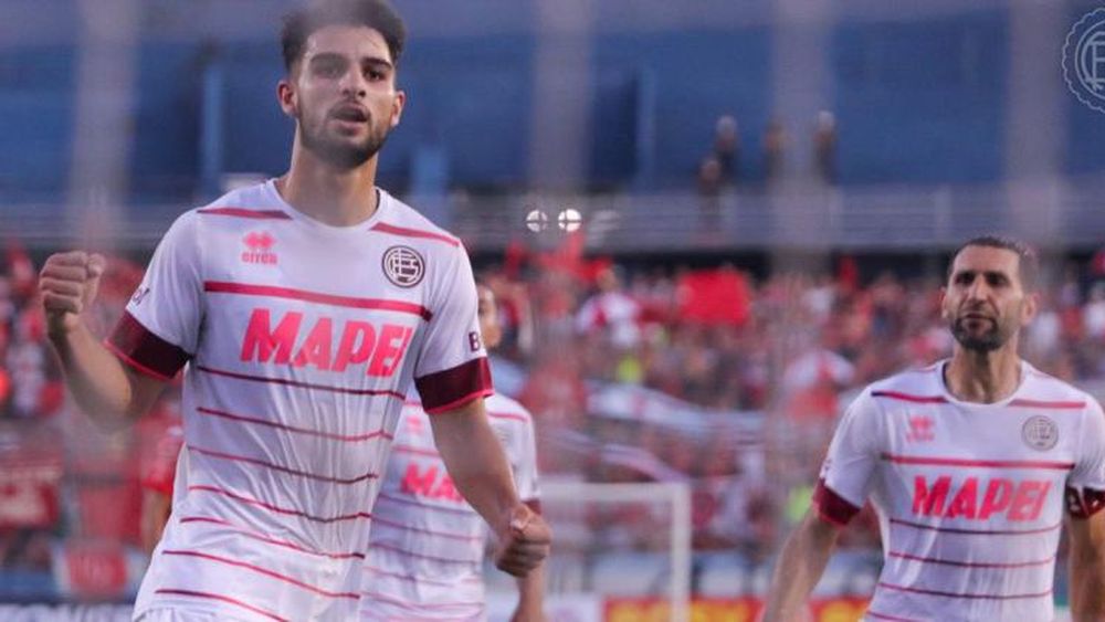El puño apretado de López para festejar su gol de penal.