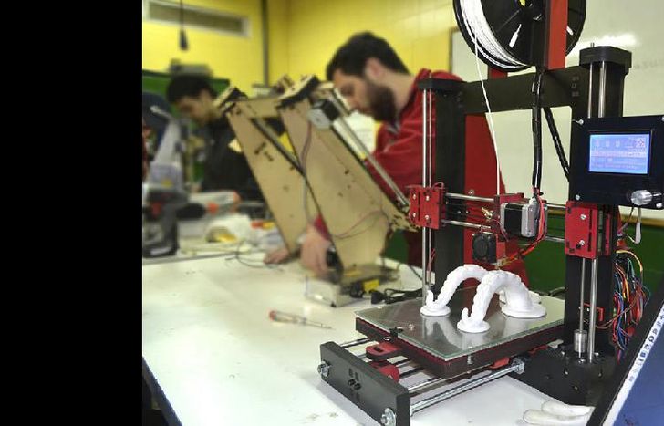 El curso es de SolidWorks, un software para modelar piezas e imprimirlas en 3D.