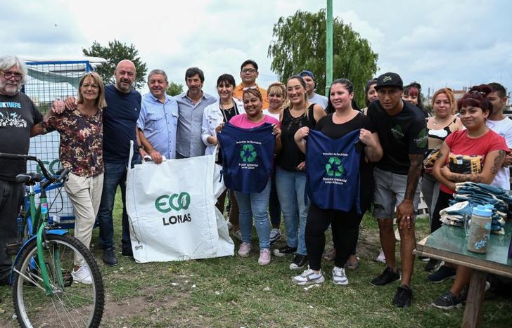Recibieron un bicicarro del Programa Eco Lomas.
