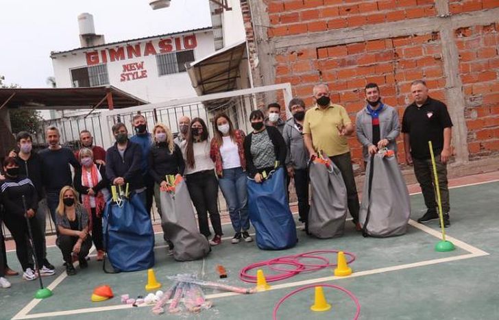 Los clubes recibieron kits de materiales deportivos.