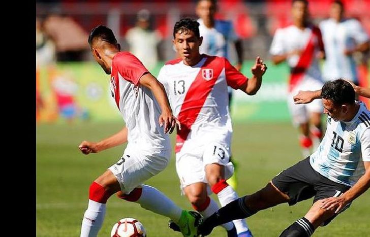 Argentina doblegó a Perú en el descuento y ahora va por el Mundial.