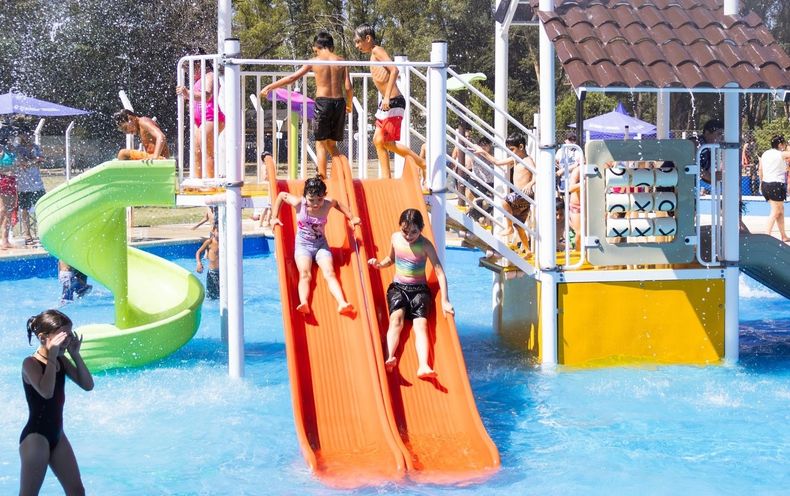 La propuesta incluye visitas a las piletas del Parque de Albertina.