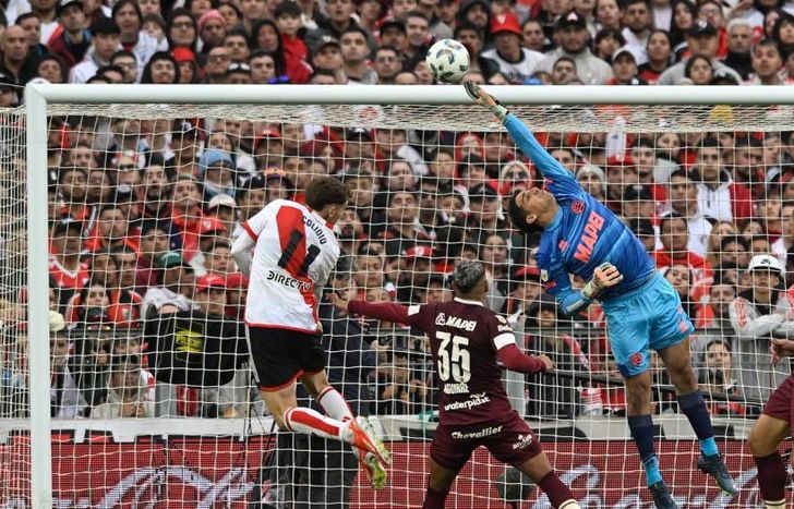 Aguerre impide el cabezazo de Colidio.
