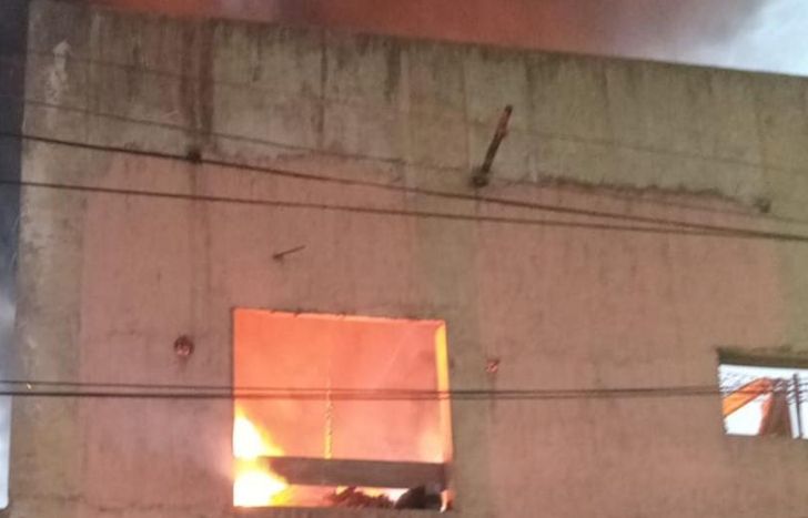 Las llamas provocaron serios destrozos en el lugar.