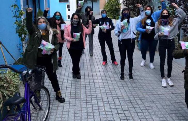 Se encargan de entregar kits de higiene menstrual a la comunidad.