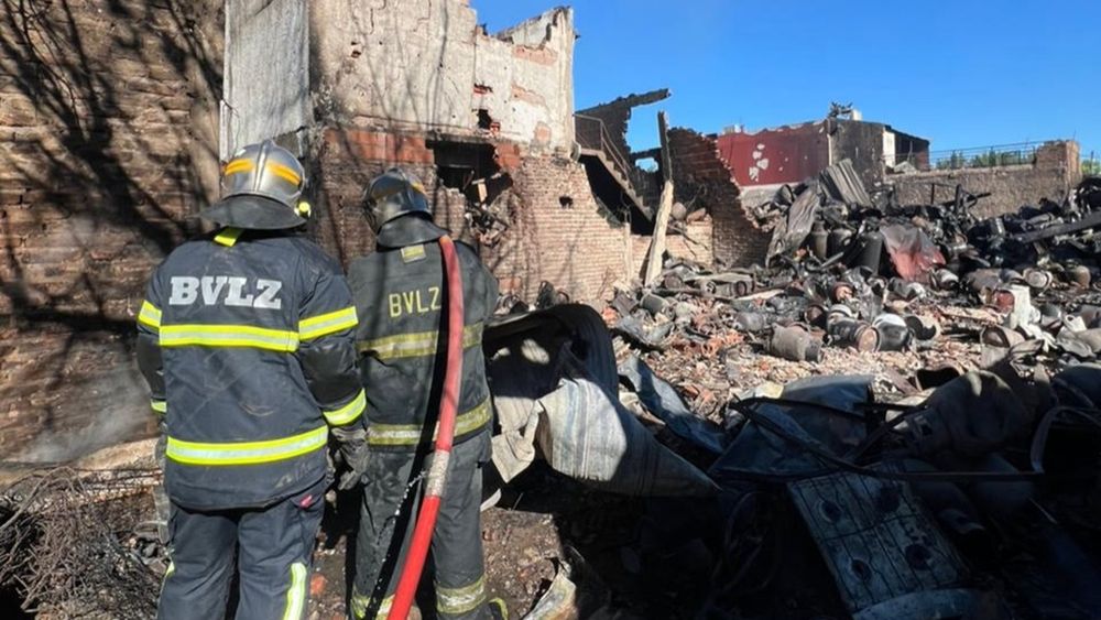 Los Bomberos de Lomas, en el devastador incendio en Merlo. Los Bomberos de Lomas, en el devastador incendio en Merlo.