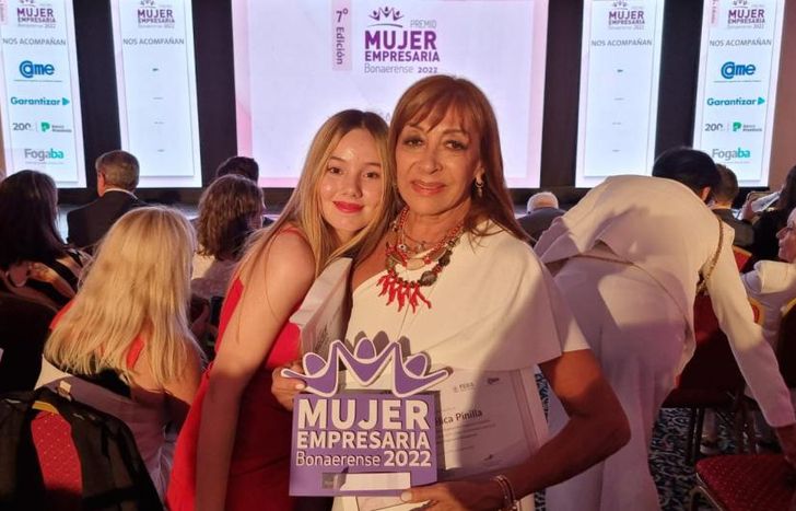 María Angélica con el galardón. Fue reconocida por su trayectoria como comerciante.