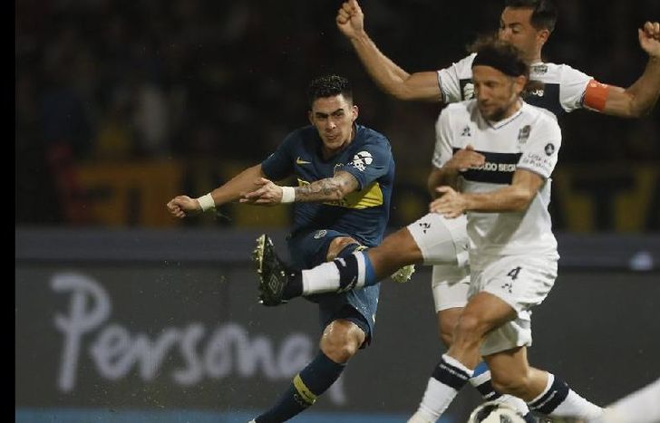Remate Pavón, en uno de los pocos intentos de Boca en la noche cordobesa.