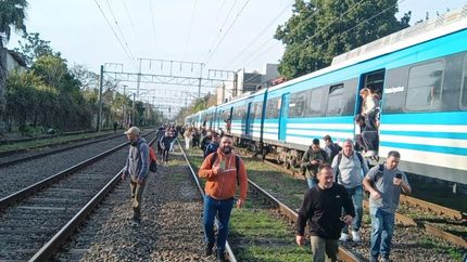Los pasajeros tuvieron que caminar por las vías. Los pasajeros tuvieron que caminar por las vías.