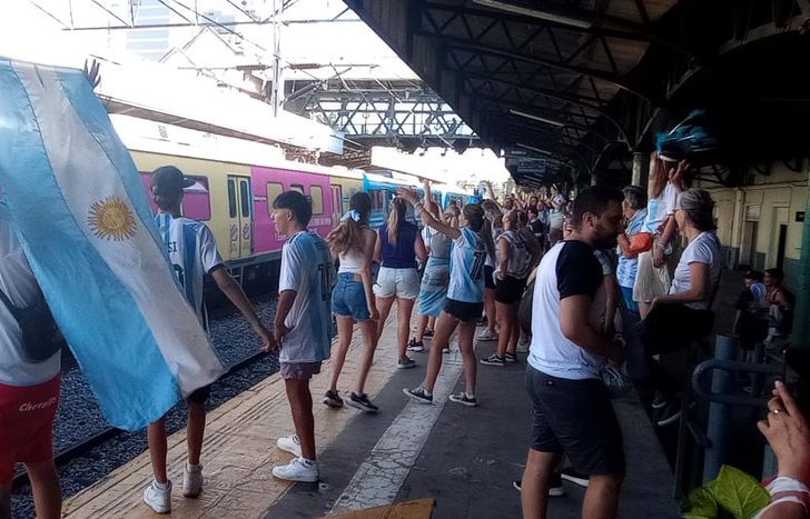 Vecinos de Banfield esperando el tren para ir al Obelisco.
