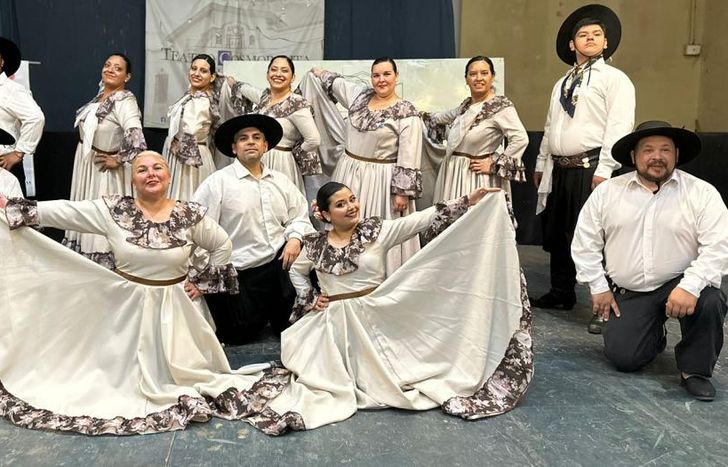 Con ballet y música en vivo.