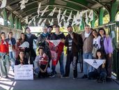 Temperley: llenaron de pañuelos de las Madres de Plaza de Mayo el puente de la estación. Gentileza: Lucia Vite / @luci.vite / @estudidoblel Temperley: llenaron de pañuelos de las Madres de Plaza de Mayo el puente de la estación. Gentileza: Lucia Vite / @luci.vite / @estudidoblel