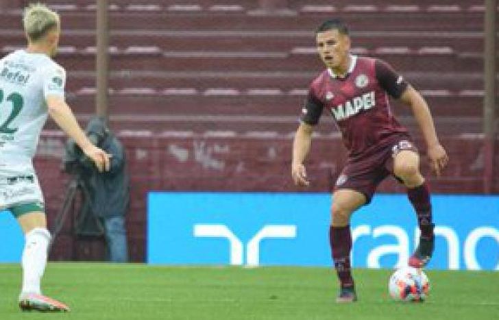 Bernabei pisa la pelota frente a Mainero.