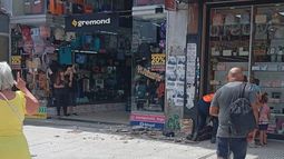 Susto en la peatonal de Lomas: cayó un trozo de techo de un local