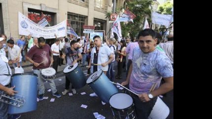 la justicia ordena a los bancarios a seguir pagando la clausula gatillo