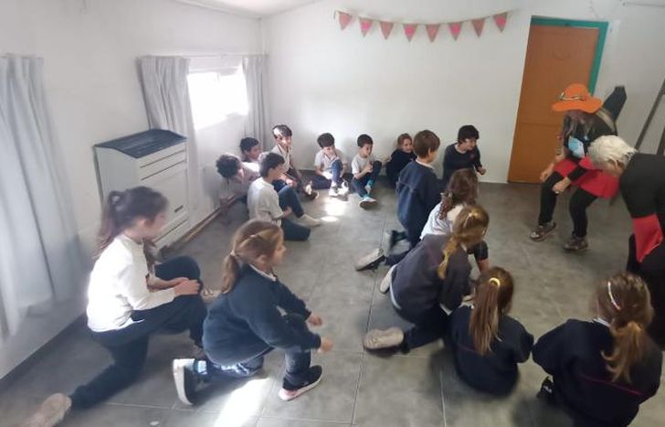 Graciela haciendo lo que más le gusta: llenar de historias a los más chicos.