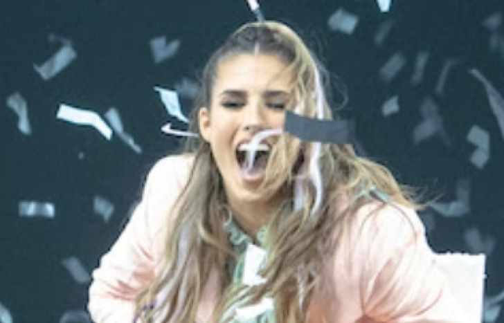 Con muchos proyectos.