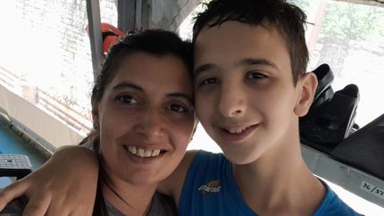 Madre e hijo felices en las instalaciones del club ubicado en Turdera.