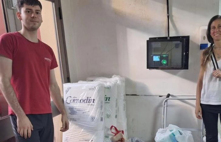 Junto a su hijo fue al hospital a dejar las donaciones que logró juntar.