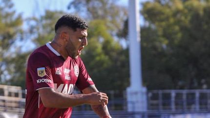 Facundo Pérez grita su primer gol en La Plata.