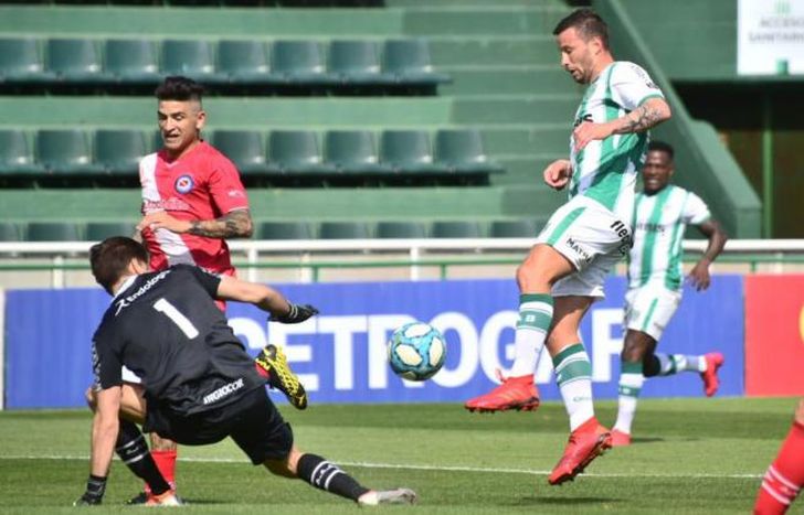 Pons prueba, tapa el arquero, y del rebote convertirá Bordagaray.