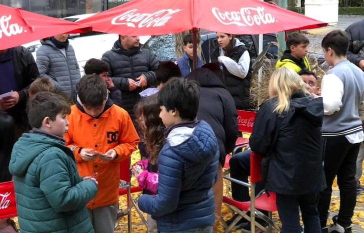 Grandes y chicos comparten el espacio de intercambio, entre risas y anécdotas.