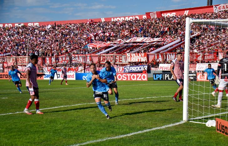 Brandán acaba de convertir el gol de la victoria de Temperley en el clásico.