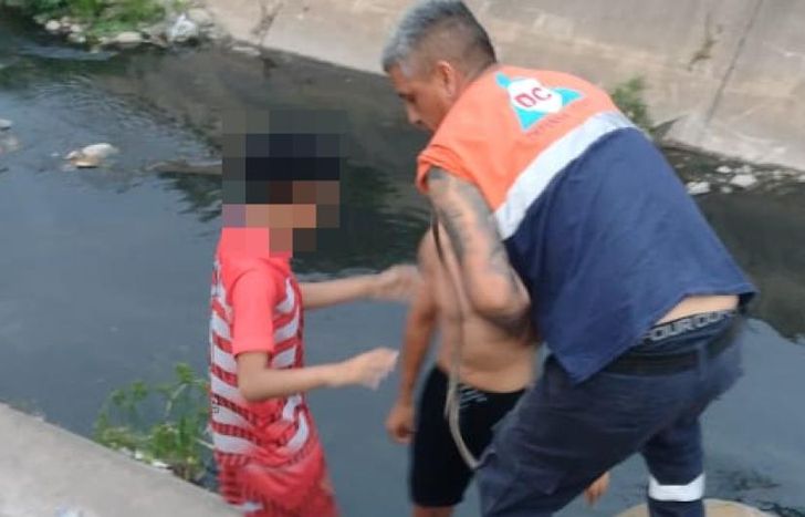 Personal de Defensa Civil intervino para rescatar al joven.
