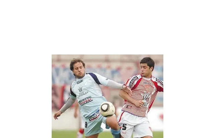 Sebastián Cobelli, dos golazos en Lomas de Zamora.