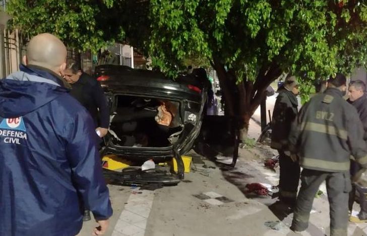 Defensa Civil y Bomberos de Lomas trabajan en el lugar del choque.