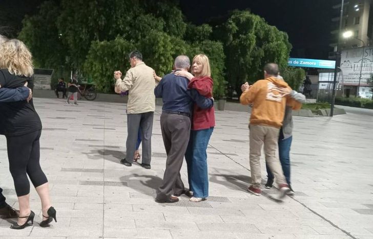 Decenas de parejas se juntan para bailar clásicos del tango argentino.