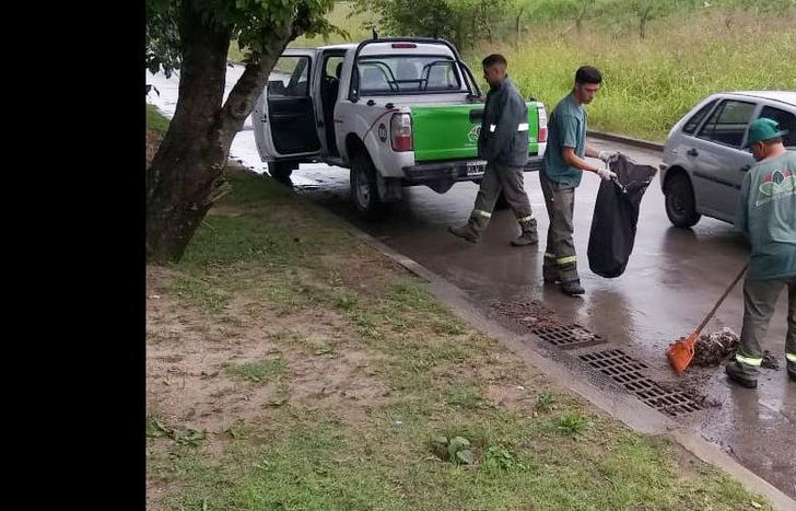 Quitan los residuos que tapan las bocas de tormenta.