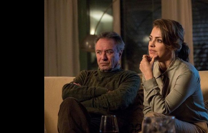 cuando la madre de Carla muere, las sospechas inician.