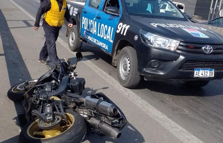 El motociclista resultó herido en el fuerte choque en Camino Negro.