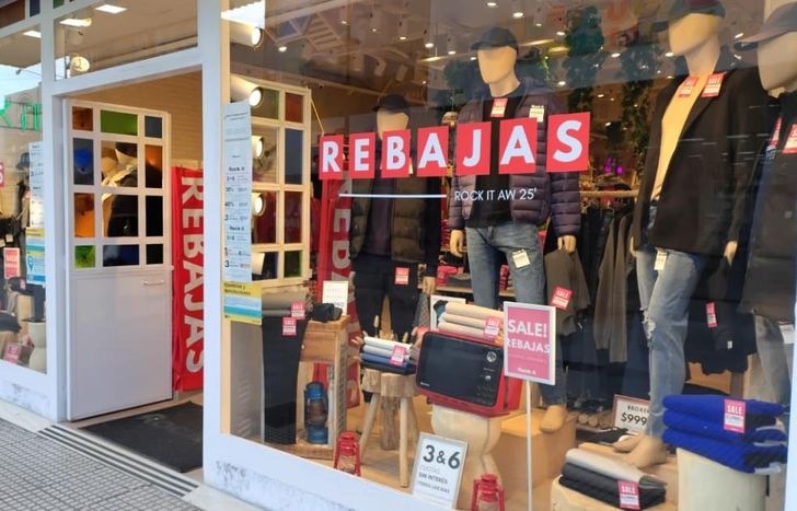 Las promociones y descuentos buscan reactivar el comercio en el centro de Lomas.