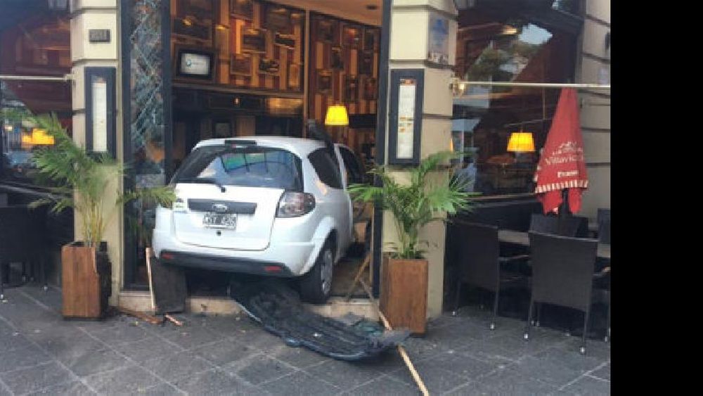 Lo chocaron y se metió con el auto adentro de un restaurante