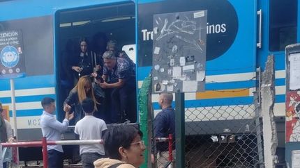 Los pasajeros tuvieron que caminar por las vías. Los pasajeros tuvieron que caminar por las vías.