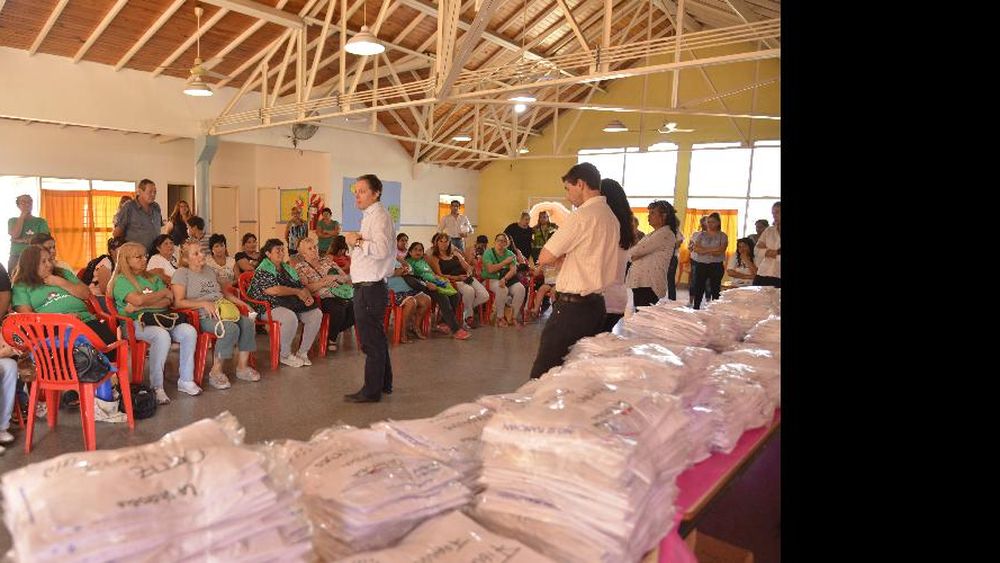 Entregaron miles de guardapolvos