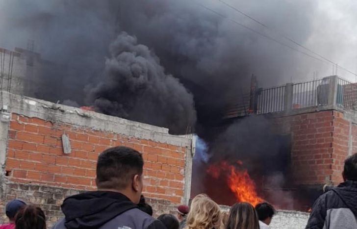 Los vecinos observan el feroz incendio.