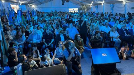 La feria se está desarrollando con una gran concurrencia.