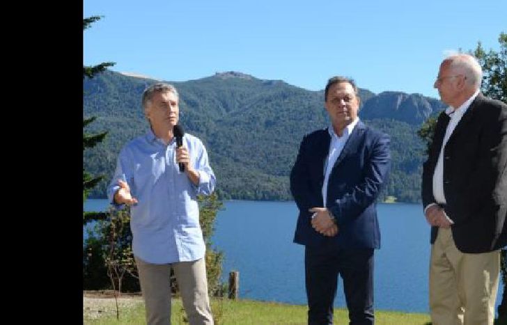 Télam 28/12/2016 Neuquén: El presidente Mauricio Macri encabezó la inauguración de un Centro de Interpretación e Información Turística y Ambiental, en Villa Traful, que estará abierto a la comunidad para la difusión de los atractivos del Corredor de Los Lagos. Lo acompañaron el ministro de Turismo, Gustavo Santos, y otras autoridades nacionales y provinciales.Foto: Presidencia