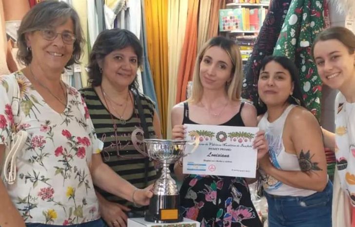 El local recibió el trofeo como la mejor vidriera navideña de Banfield en 2022.