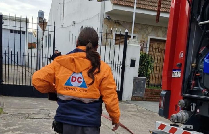 Defensa Civil y Bomberos de Lomas trabajando en el lugar.